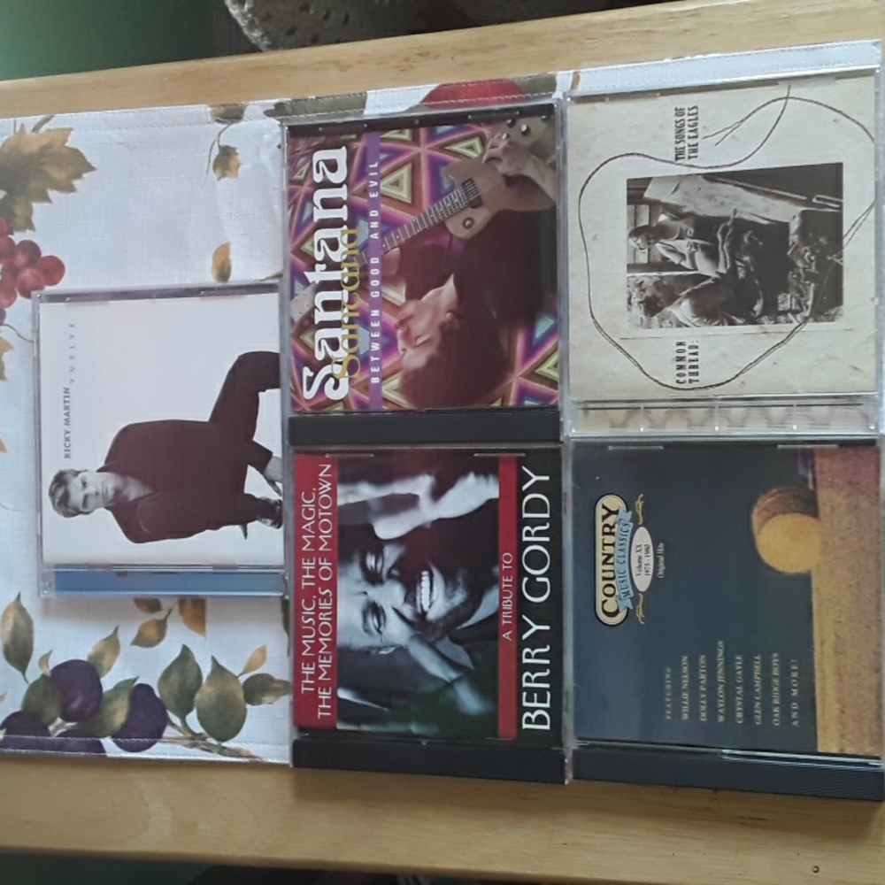 Lot of 5 CD's. 1. Country Classics 1975-1980 2. Ricky Martin-Vuelve